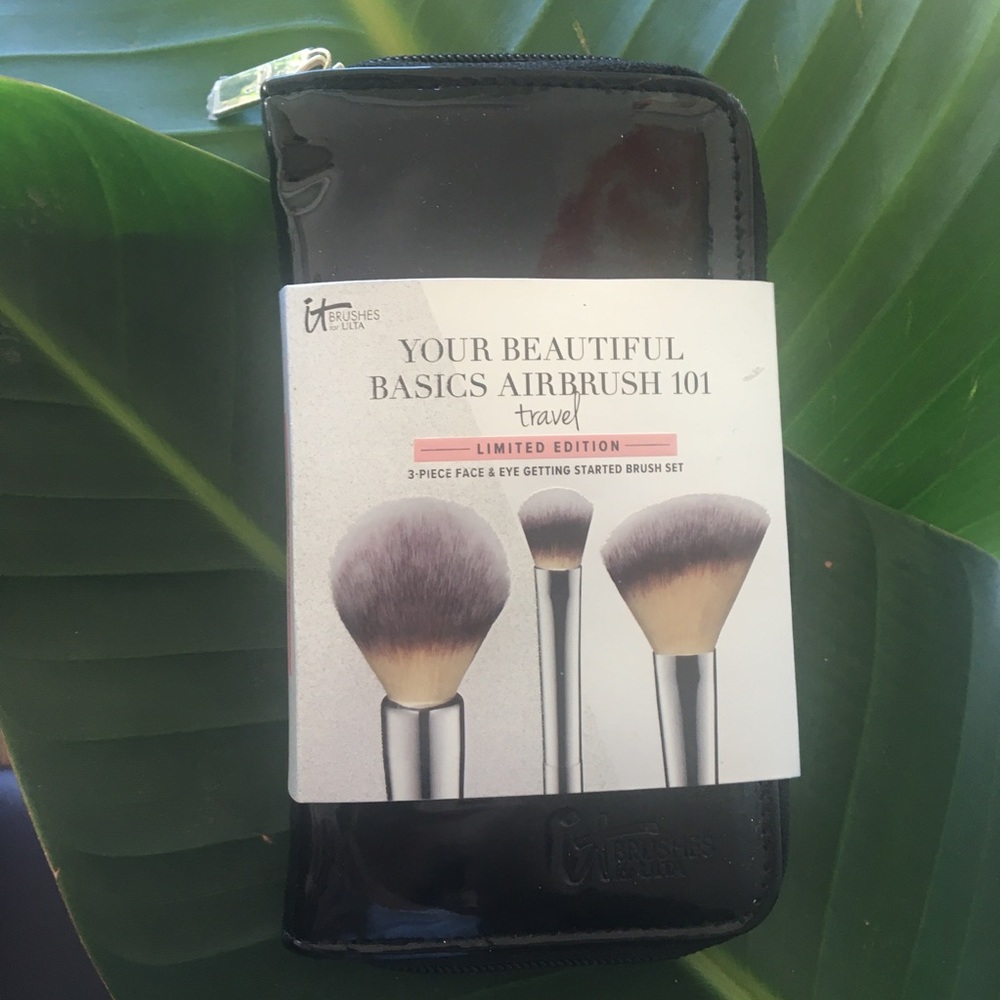 NWT it Travel Brush Set
